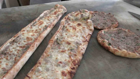 Yenipazar'daki pide ustalarından biri mektepli değerleri ise alaylı