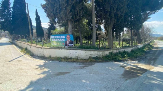 Yenipazarlı Başkan adayı mezarlığa öyle bir afiş astı ki görenler şaşkınlığını gizleyemiyor