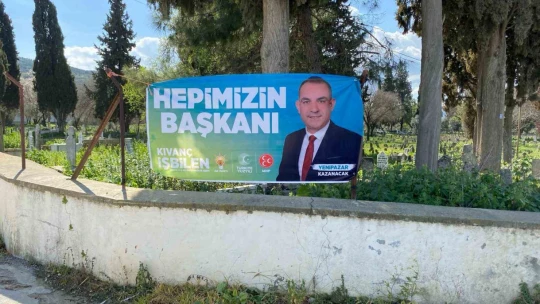 Yenipazarlı Başkan adayı mezarlığa öyle bir afiş astı ki görenler şaşkınlığını gizleyemiyor