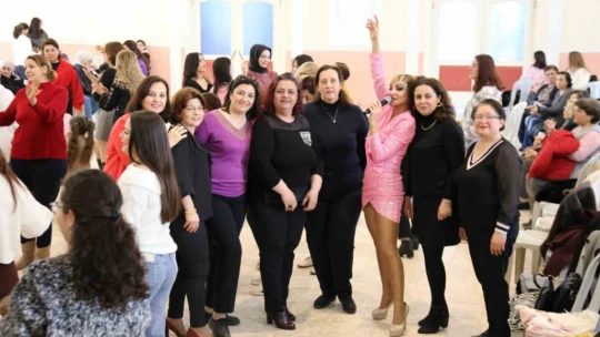 Yenipazarlı kadınlar matinede eğlendi