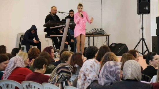 Yenipazarlı kadınlar matinede eğlendi