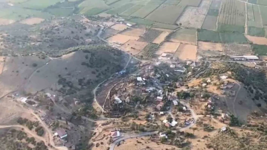 Yerleşim yerine yakın mesafede çıkan yangın büyümeden söndürüldü