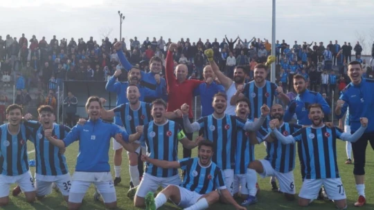 Yeşil sahalara girişi yasaklandı, vinç kiralayıp maçı izledi