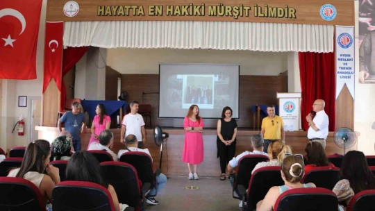 Yıl sonu toplantısında okuldan ayrılan öğretmenlere veda edildi