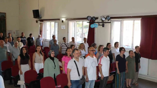 Yıl sonu toplantısında okuldan ayrılan öğretmenlere veda edildi