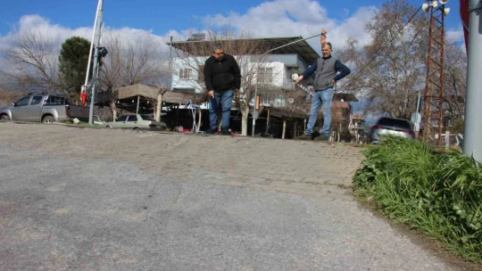 Yıllardır yapılmayan yol, hem çevre sakinleri hem sürücüleri korkutuyor