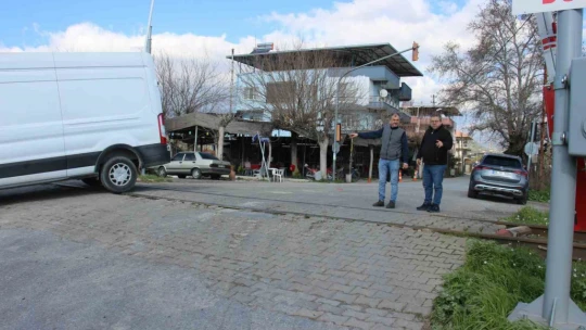 Yıllardır yapılmayan yol, hem çevre sakinleri hem sürücüleri korkutuyor