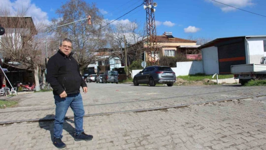Yıllardır yapılmayan yol, hem çevre sakinleri hem sürücüleri korkutuyor