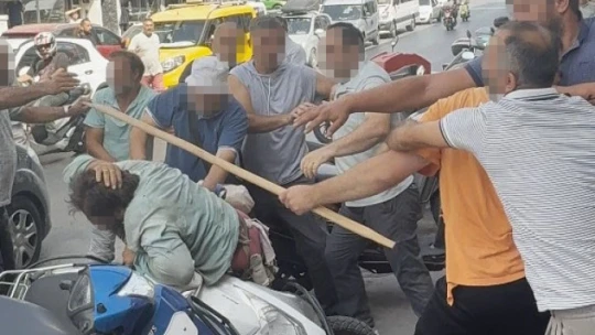 Yol ortasında öldüresiye darbettiler: O anlar kamerada