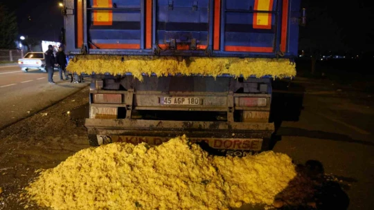 Yola dökülen limon posası karayolunu savaş alanına çevirdi: 1 ölü, 11 yaralı