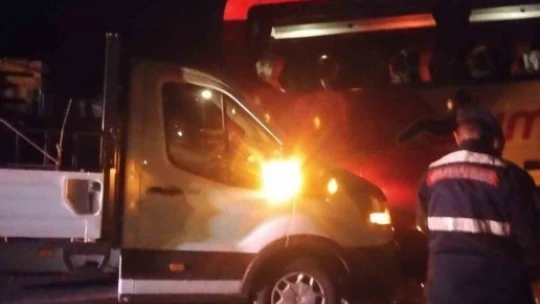 Yola düşen aydınlatma direğine çarpan otobüs kaza yaptı: 2 ölü
