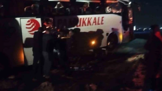 Yola düşen aydınlatma direğine çarpan otobüs kaza yaptı: 2 ölü