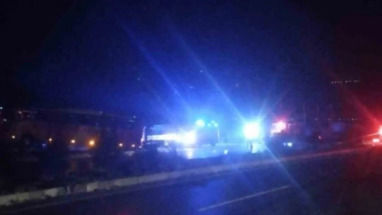 Yola düşen aydınlatma direğine çarpan otobüs kaza yaptı: 2 ölü