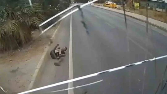 Yola düşen telefonunu almak isterken canından oluyordu