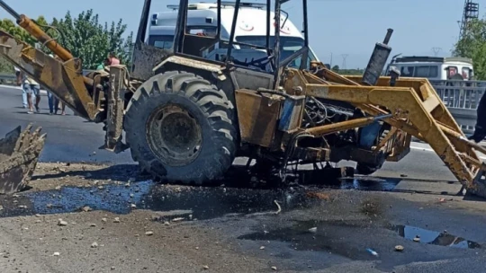 Yolcu otobüsü iş makinesine çarptı: 8 yaralı