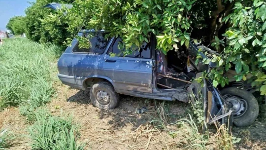 Yoldan çıkan otomobil ağaca çarptı: 1 yaralı