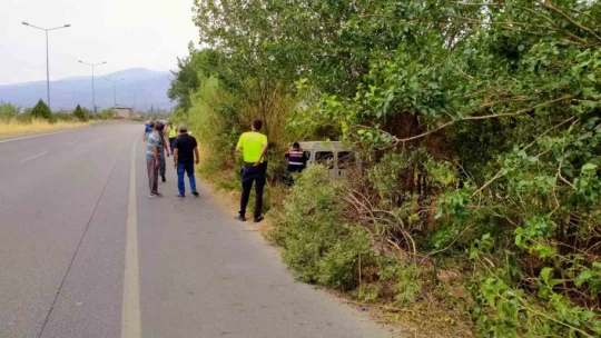 Yoldan çıkan ticari araç ağaca çarptı: 2 yaralı
