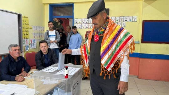 Yöresel kıyafetle oy kullandılar