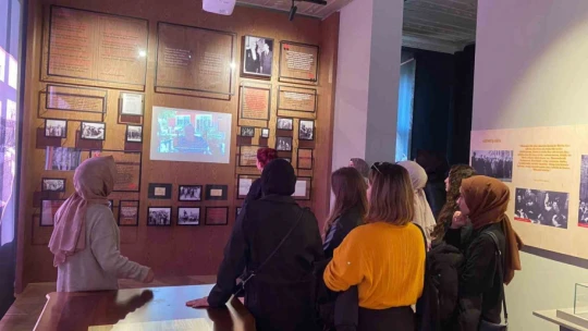 Yurtta kalan öğrenciler Adnan Menderes Müzesi'ni gezerek stres attı