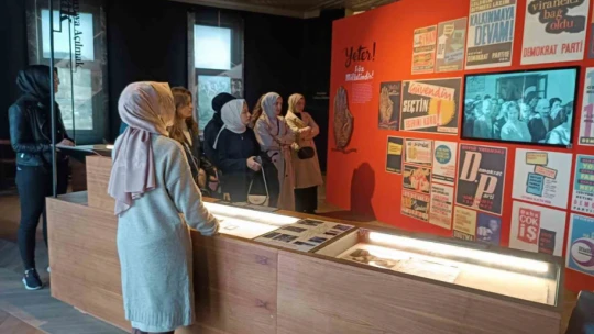 Yurtta kalan öğrenciler Adnan Menderes Müzesi'ni gezerek stres attı