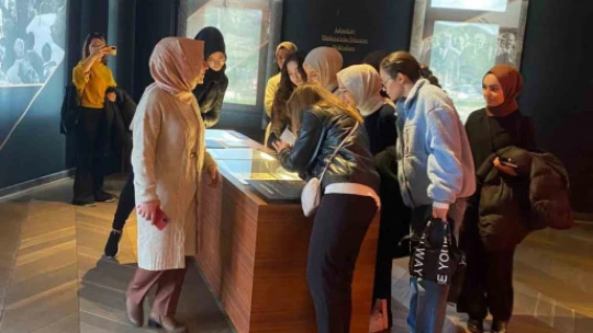 Yurtta kalan öğrenciler Adnan Menderes Müzesi'ni gezerek stres attı