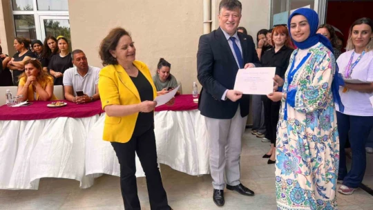Yurtta kalan öğrencilerin yaptığı resimler görücüye çıktı
