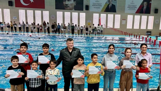 Yüzme eğitimini tamamlayan minikler sertifikalarına kavuştu