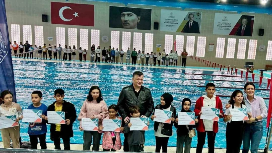 Yüzme eğitimini tamamlayan minikler sertifikalarına kavuştu