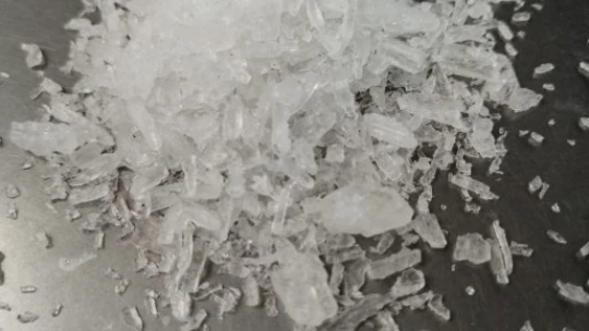 Zehir taciri kaçarken uyuşturucuyu yola attı