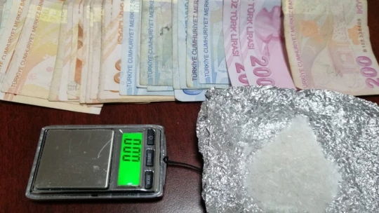 Zehir taciri kaçarken uyuşturucuyu yola attı