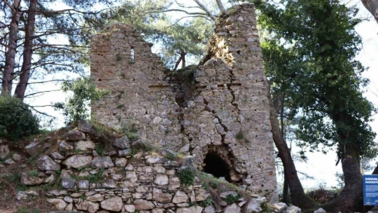 Zirveye gizlenmiş 900 yıllık manastır, doğaseverlerin rotasına girmeye devam ediyor