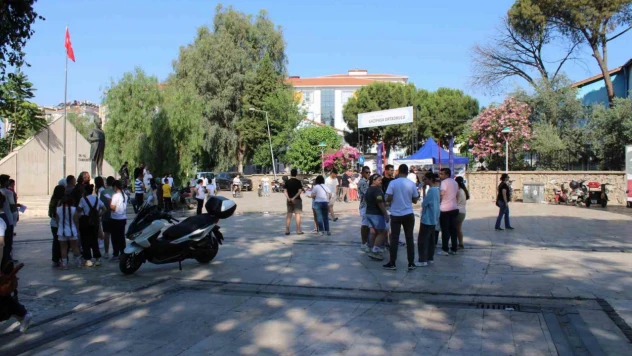 Öğrenciler sınavda veliler dışarıda ter döktü