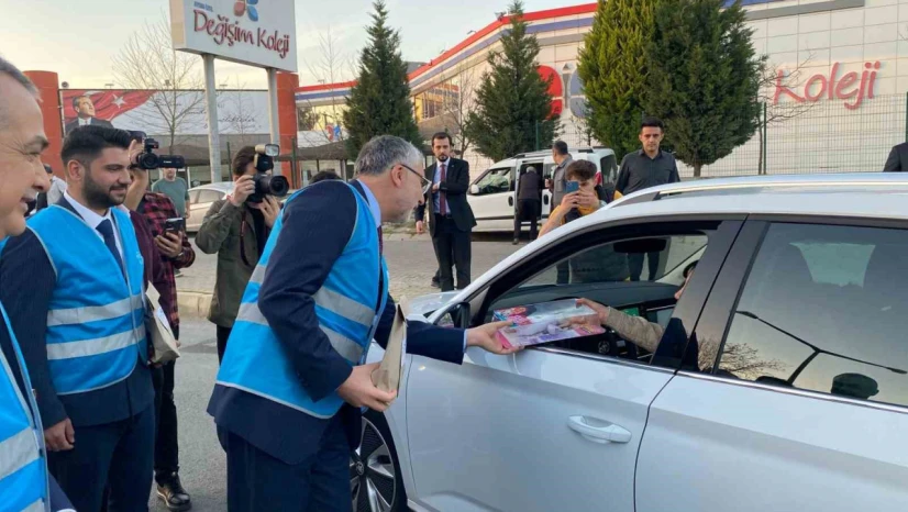 Bakan Işıkhan, sürücülere iftariyelik dağıttı