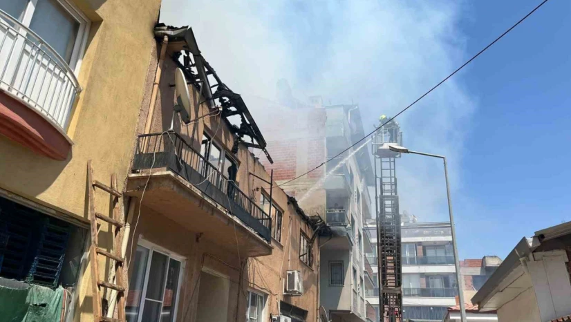 İki katlı ev alevlere teslim oldu