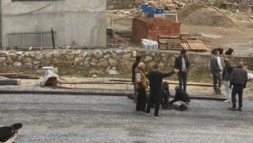 Kafasına onbeşinci kattan kalıp malzemesi düşen inşaat işçisi öldü
