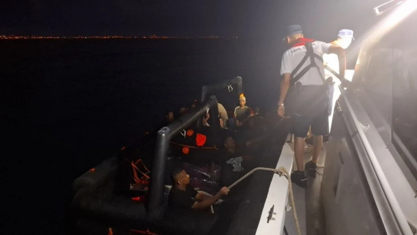 Kuşadası açıklarında 21 düzensiz göçmen kurtarıldı