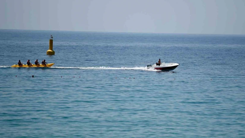 Kuşadası'nda sıcak havadan bunalanlar plajlara akın etti