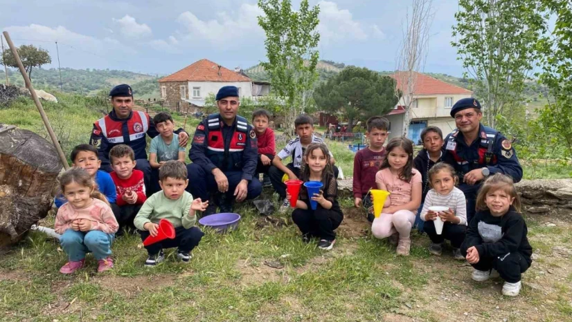 Öğrenciler fidanları jandarma ile birlikte toprakla buluşturdu