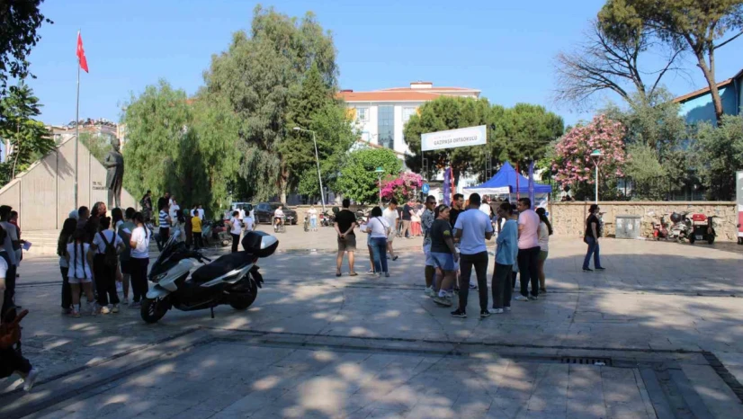 Öğrenciler sınavda veliler dışarıda ter döktü