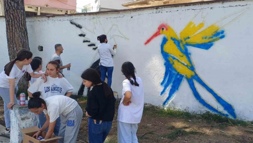 Ortaokul öğrencileri bahçe duvarlarını süsledi