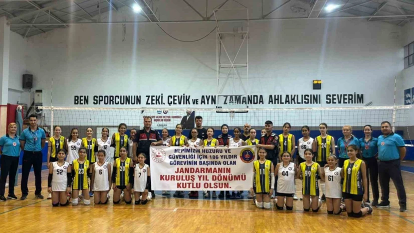 Voleybolcular, jandarmayı unutmadı
