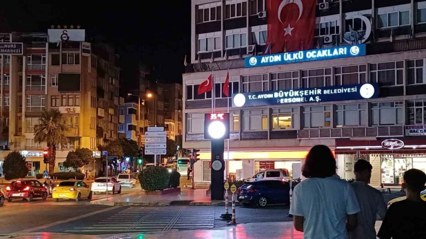 Akşam termometre 35'i gösterdi Aydınlılar serinlemek için meydana akın etti