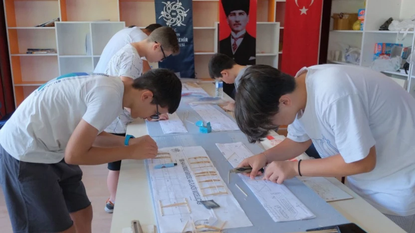 Aydın Büyükşehir Belediyesi'nin model uçak kursları başladı