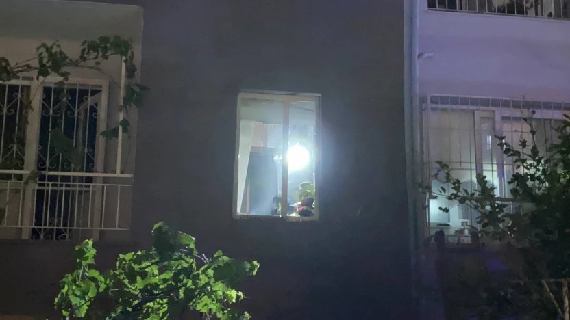 Aydın'da korkutan yangın: Mahsur kalan kadın demir parmaklıkları kesilerek kurtarıldı