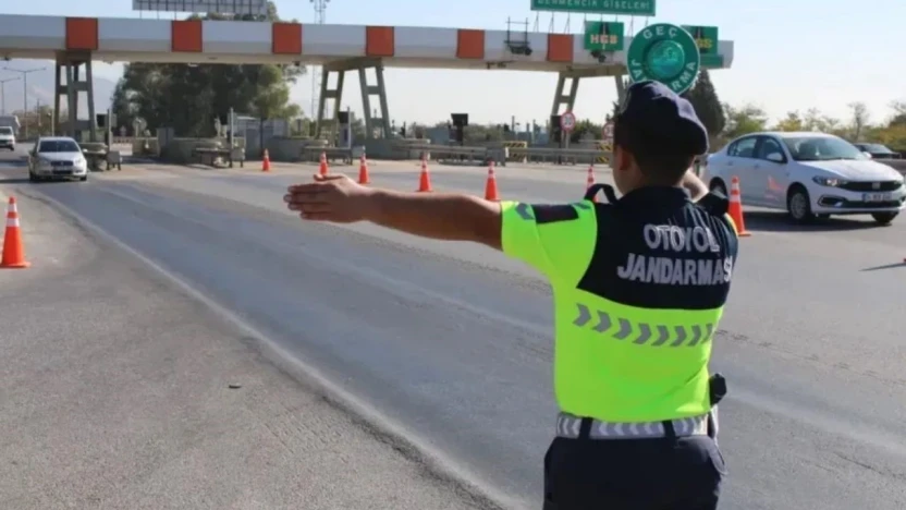 Aydın'da otoyol trafik jandarması denetimlerini sürdürüyor