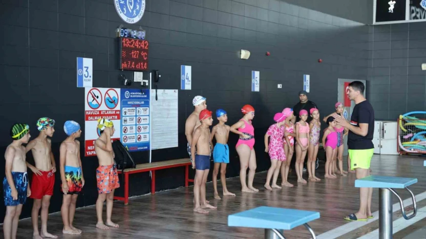 Aydınlı Minikler Büyükşehir Belediyesi ile yüzmeyi öğreniyor