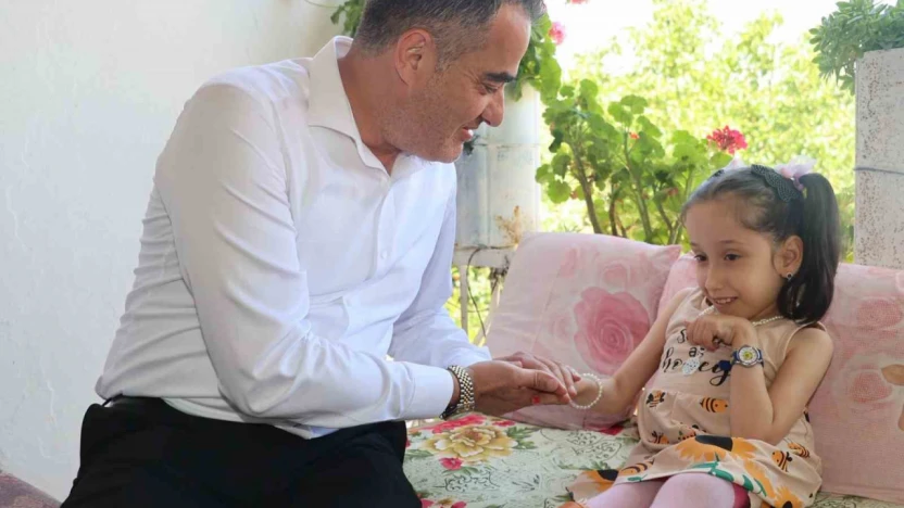 Başkan Arıcı minik Efsa'ya akülü tekerlekli sandalye hediye etti