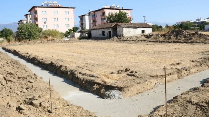 Başkan Ercan, halı saha yapımına başladıklarını duyurdu