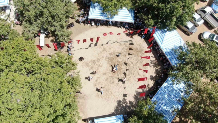 Bin metre rakımda 'gelenekleri' yaşatmak için güreştiler