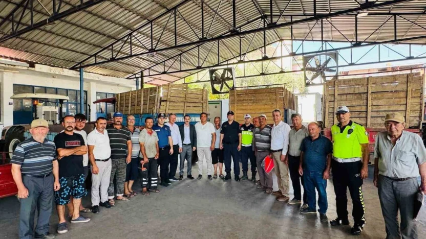 Bozdoğan'da traktörlere reflektör dağıtımı